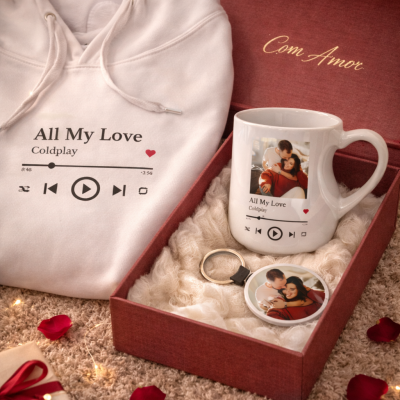 Conjunto presente com hoodie branco, caneca personalizada, chaveiro e caixa vermelha