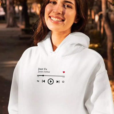 Sweatshirt branca com estampa de interface de música, usada por mulher em parque