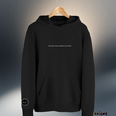 Sweat&#x20;&#x201C;Sou&#x20;doce&#x20;mas&#x20;tamb&#x00E9;m&#x20;sou&#x20;limite&#x201D;&#x20;&#x7C;&#x20;Escritora&#x20;Gestrudes&#x20;Barata