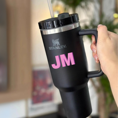 Copo&#x20;Stanley&#x20;Personalizado&#x20;com&#x20;Iniciais&#x20;&#x2013;&#x20;1,2&#x202F;L&#x20;&#x7C;&#x20;Branco,&#x20;Dourado,&#x20;Prateado