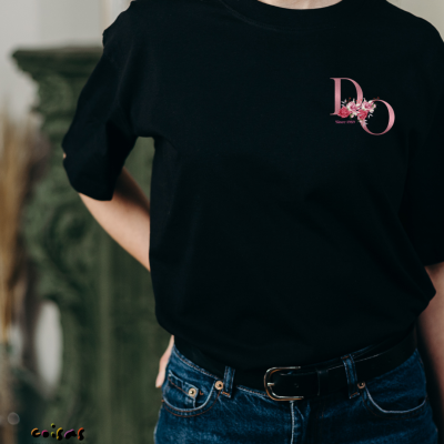 T-Shirt&#x20;Preta&#x20;Personalizada&#x20;Mulher&#x20;&#x7C;&#x20;Iniciais&#x20;em&#x20;Dourado,&#x20;Rosa&#x20;ou&#x20;Branco