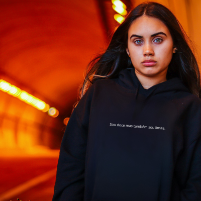 Sweat&#x20;&#x201C;Sou&#x20;doce&#x20;mas&#x20;tamb&#x00E9;m&#x20;sou&#x20;limite&#x201D;&#x20;&#x7C;&#x20;Escritora&#x20;Gestrudes&#x20;Barata