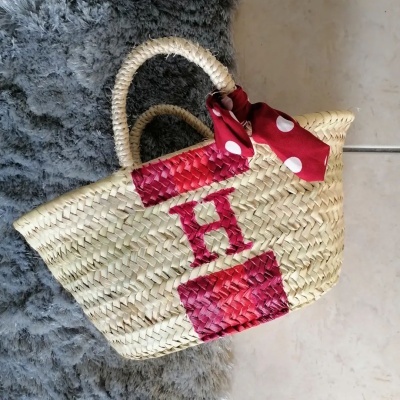 Cesta&#x20;de&#x20;Palha&#x20;Mini&#x20;com&#x20;Iniciais&#x20;&#x2013;&#x20;Personalizada&#x20;&#x00E0;&#x20;M&#x00E3;o&#x20;com&#x20;Cores&#x20;&#x00E0;&#x20;Escolha