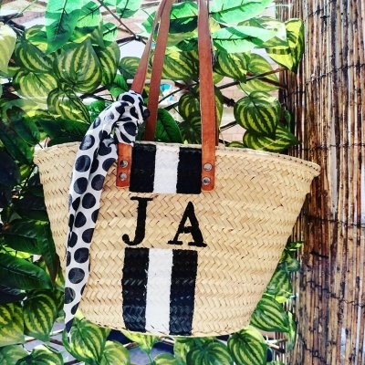 Cesta&#x20;de&#x20;Palha&#x20;Grande&#x20;Personalizada&#x20;com&#x20;Iniciais&#x20;&#x2013;&#x20;Pintada&#x20;&#x00E0;&#x20;M&#x00E3;o&#x20;e&#x20;&#x00DA;nica
