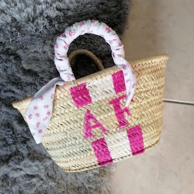 Cesta&#x20;de&#x20;Palha&#x20;Mini&#x20;com&#x20;Iniciais&#x20;&#x2013;&#x20;Personalizada&#x20;&#x00E0;&#x20;M&#x00E3;o&#x20;com&#x20;Cores&#x20;&#x00E0;&#x20;Escolha