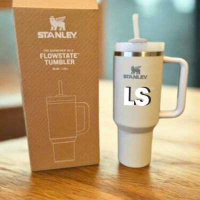Copo&#x20;Stanley&#x20;Personalizado&#x20;com&#x20;Iniciais&#x20;&#x2013;&#x20;1,2&#x202F;L&#x20;&#x7C;&#x20;Branco,&#x20;Dourado,&#x20;Prateado