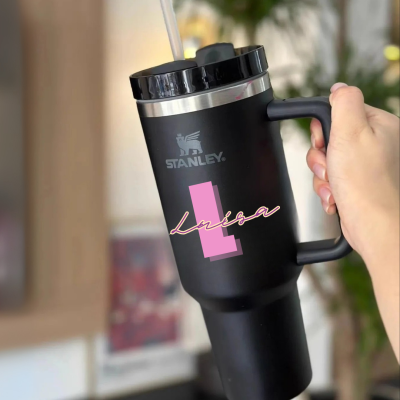 Copo&#x20;Stanley&#x20;Personalizado&#x20;com&#x20;Inicial&#x20;e&#x20;Nome&#x20;&#x2013;&#x20;1,2&#x202F;L&#x20;&#x7C;&#x20;Rosa,&#x20;Dourado,&#x20;Preto&#x20;ou&#x20;Azul