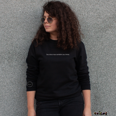 Sweat&#x20;&#x201C;Sou&#x20;doce&#x20;mas&#x20;tamb&#x00E9;m&#x20;sou&#x20;limite&#x201D;&#x20;&#x7C;&#x20;Escritora&#x20;Gestrudes&#x20;Barata