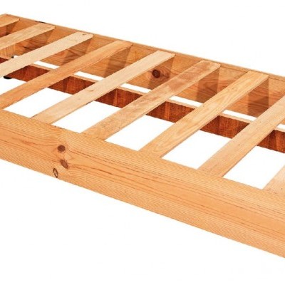 Estrado de cama em madeira clara com ripas e estrutura retangular