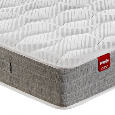 Colchão branco acolchoado com laterais cinza e etiqueta vermelha