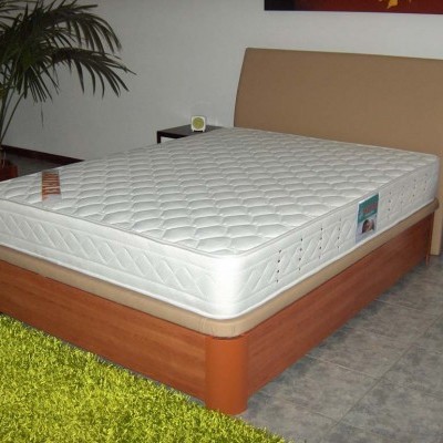 Cama de casal com colchão branco acolchoado e estrado em madeira castanha