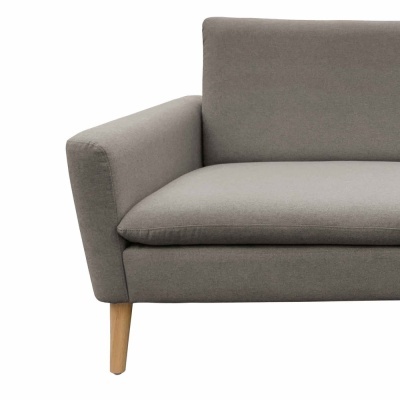 Sofá cinzento com pernas de madeira clara sobre fundo branco