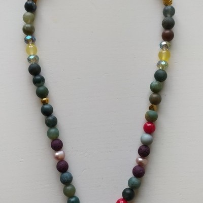 Colar de pedras e cristais