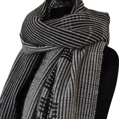 17. Cachecol tecido manualmente