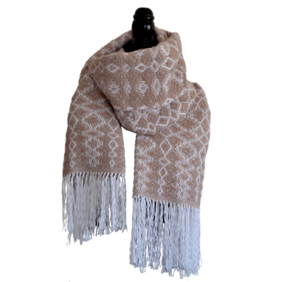 Cachecol bege com padrão branco e franjas brancas
