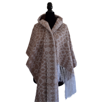 Xale bege com padrão branco e franjas num manequim preto