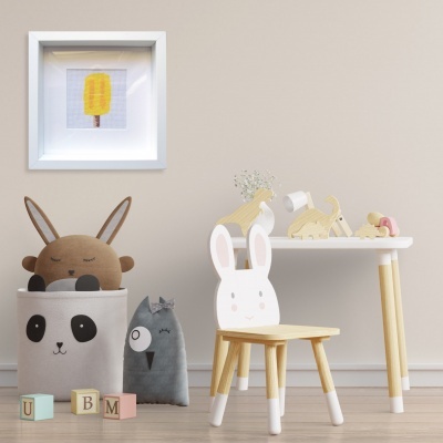 Cenário infantil com cadeira de coelho, mesa com brinquedos e sacos organizadores de panda e coruja