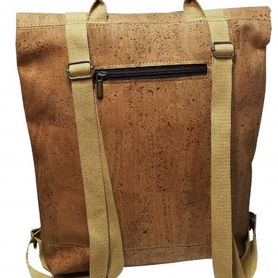 mochila de cortiça castanho claro com alças bege e bolso frontal