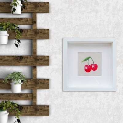 Quadro branco com cerejas ilustradas e estrutura de madeira com vasos de plantas verdes