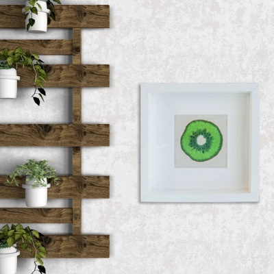 Moldura branca com imagem de kiwi e painel de madeira com plantas em vasos brancos