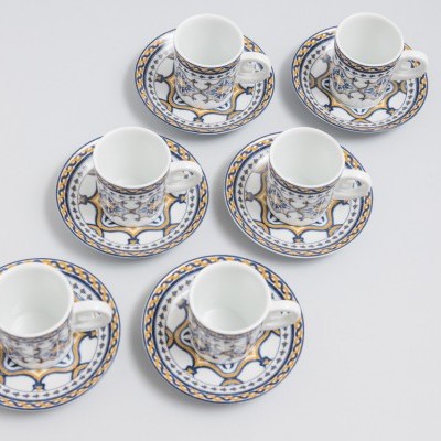Conjunto de seis chávenas de café com pires decorados em porcelana branca