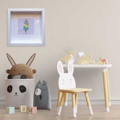 Cadeira infantil de coelho e mesa com brinquedos de madeira em quarto infantil