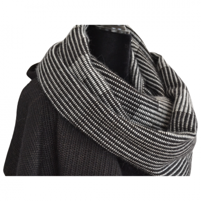 15. Cachecol tecido manualmente