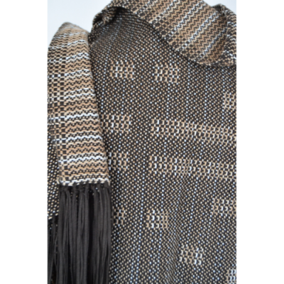 Cachecol castanho com franjas pretas sobre tecido trançado semelhante