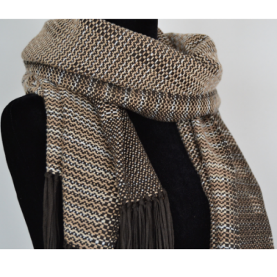 Cachecol tecido castanho claro com padrão ziguezague e franjas num manequim preto