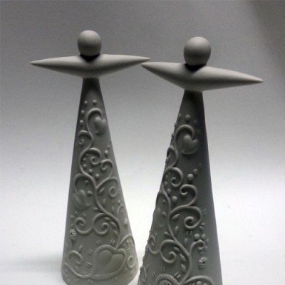 Anjo "Bordar a Vida" em  porcelana com relevos de bordados do Minho