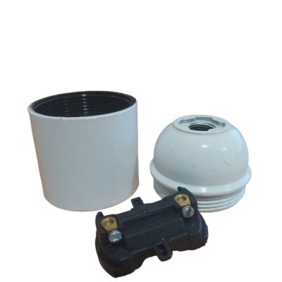 Componentes elétricos brancos e pretos sobre fundo branco