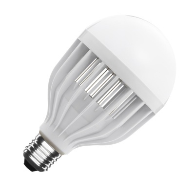 Lâmpada LED branca com base metálica prateada e corpo em plástico com ranhuras