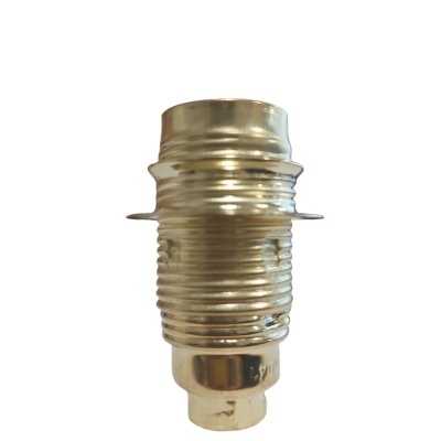 Adaptador metálico prateado corrugado em fundo branco