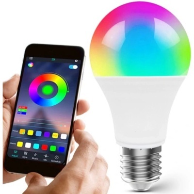 Lâmpada LED colorida com base metálica e smartphone a controlar cores