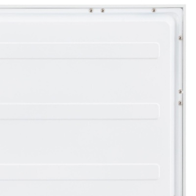 Canto superior direito de painel branco com parafusos e linhas horizontais