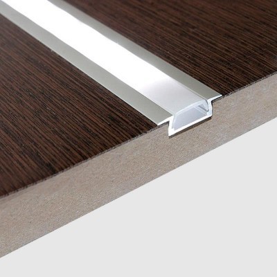 Perfil em alumínio com tampa plástica transparente entre madeira castanha escura