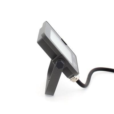 Projetor LED preto com suporte ajustável e cabo preto sobre fundo branco