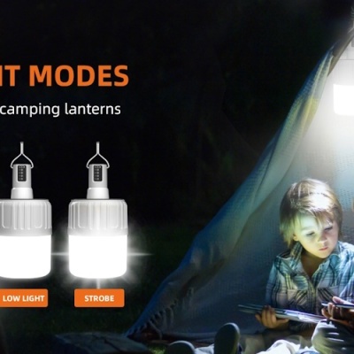 Lanternas de campismo brancas com três modos de luz penduradas dentro de uma tenda com duas crianças