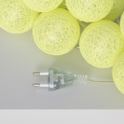 Bolas de luz amarela clara com ficha elétrica transparente