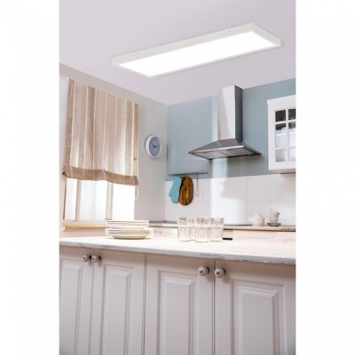 Cozinha moderna com armários brancos, bancada clara e exaustor metálico