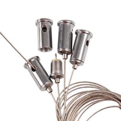 Cabos de aço metálicos com cravos cilíndricos prateados