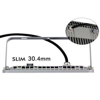 estrutura metálica prateada com grelha e cabo preto com texto SLIM 30.4mm