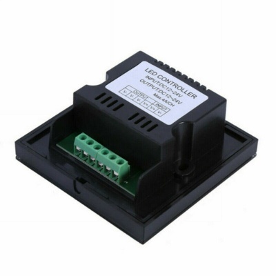 Controlador LED preto com conetores verdes e etiqueta branca com texto