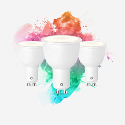 Três lâmpadas LED GU10 brancas com fundo colorido em aquarela