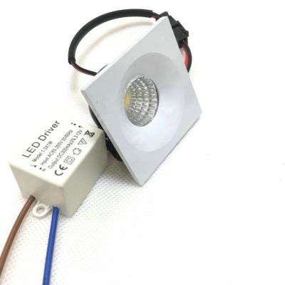 luz LED quadrada branca com driver LED ao lado