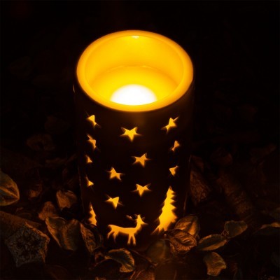 Castical preto de cerâmica recortado com estrelas, árvore e rena iluminado