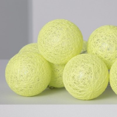 Bolas decorativas amarelas de fios entrelaçados