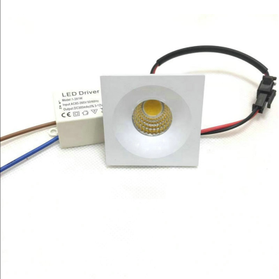 Projeção LED quadrada branca com lente amarela e driver LED com especificações visíveis