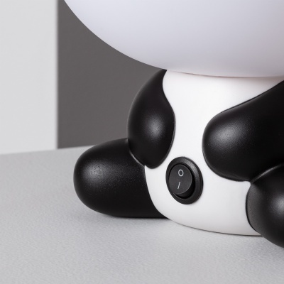 Base de mesa em forma de panda preto e branco com botão liga/desliga.