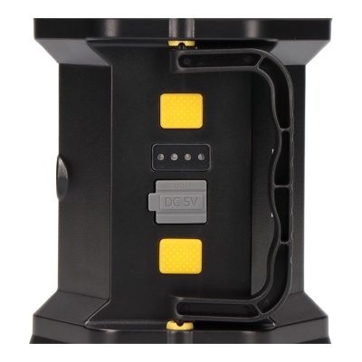 Base preta com detalhes amarelos e porta DC 5V